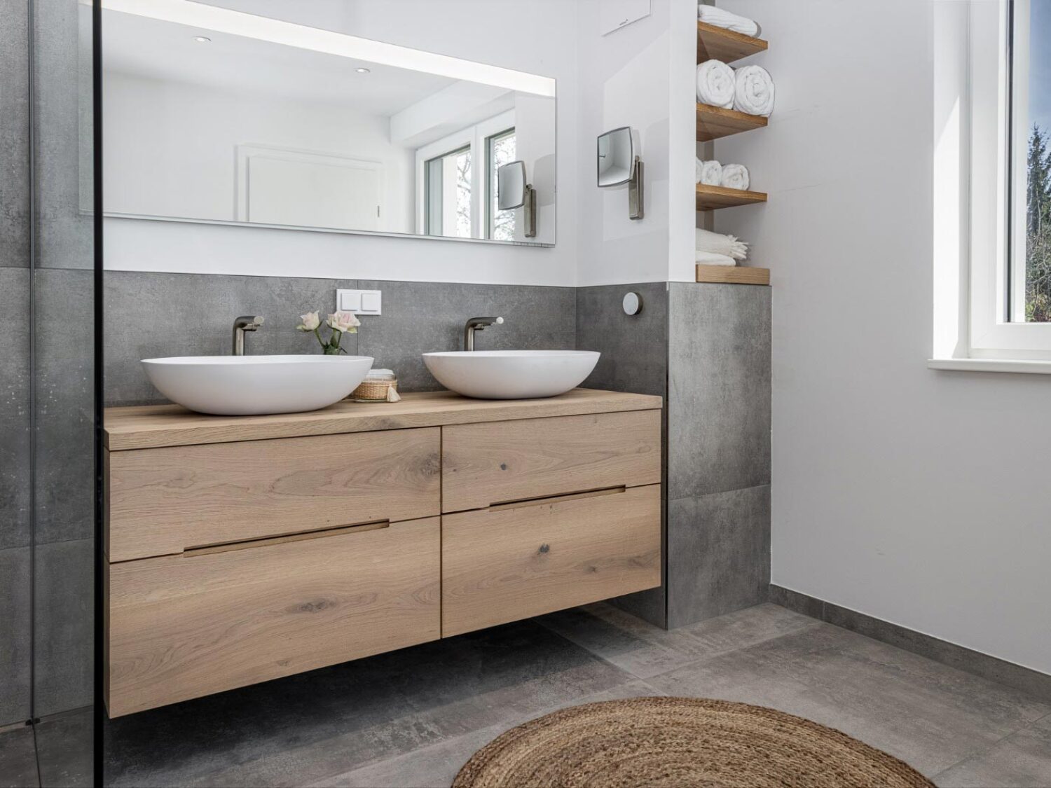 Hochwertiges Badezimmer mit einem Unterbauschrank aus Eiche mit 4 Schubladen.