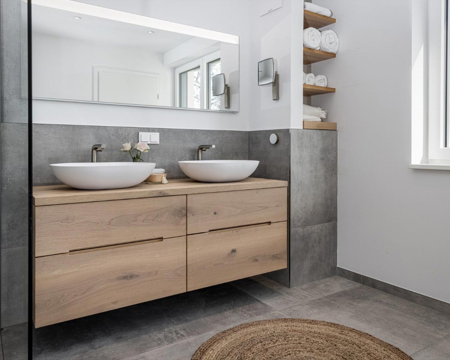 Hochwertiges Badezimmer mit einem Unterbauschrank aus Eiche mit 4 Schubladen.