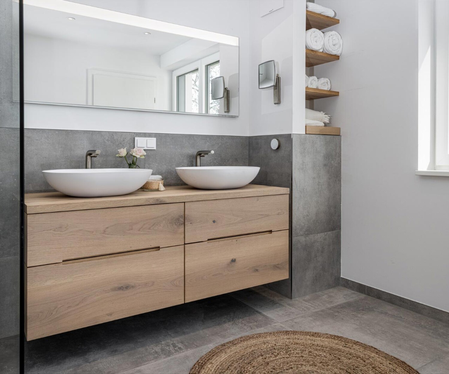 Hochwertiges Badezimmer mit einem Unterbauschrank aus Eiche mit 4 Schubladen.