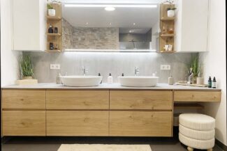 Hochwertiges Bad mit zwei ovalen Waschbecken und Unterschrank aus Eiche