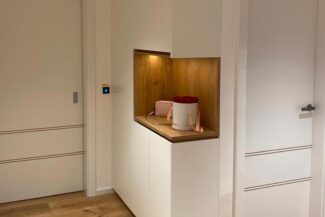 Kasten mit eigener Nische zur Ablage von Taschen.