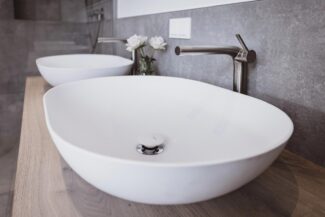 Waschtisch mit zwei ovalen weissen Waschbecken im edlen Design.